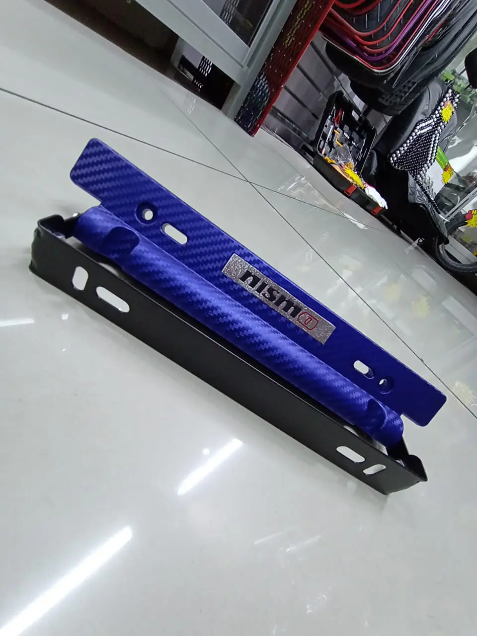 Porta placa patente fibra de carbono - rojo nismo 6