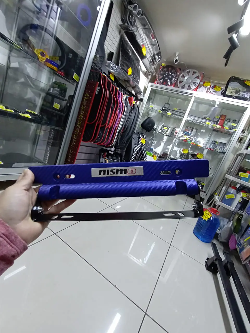 Porta placa patente fibra de carbono - rojo nismo 8