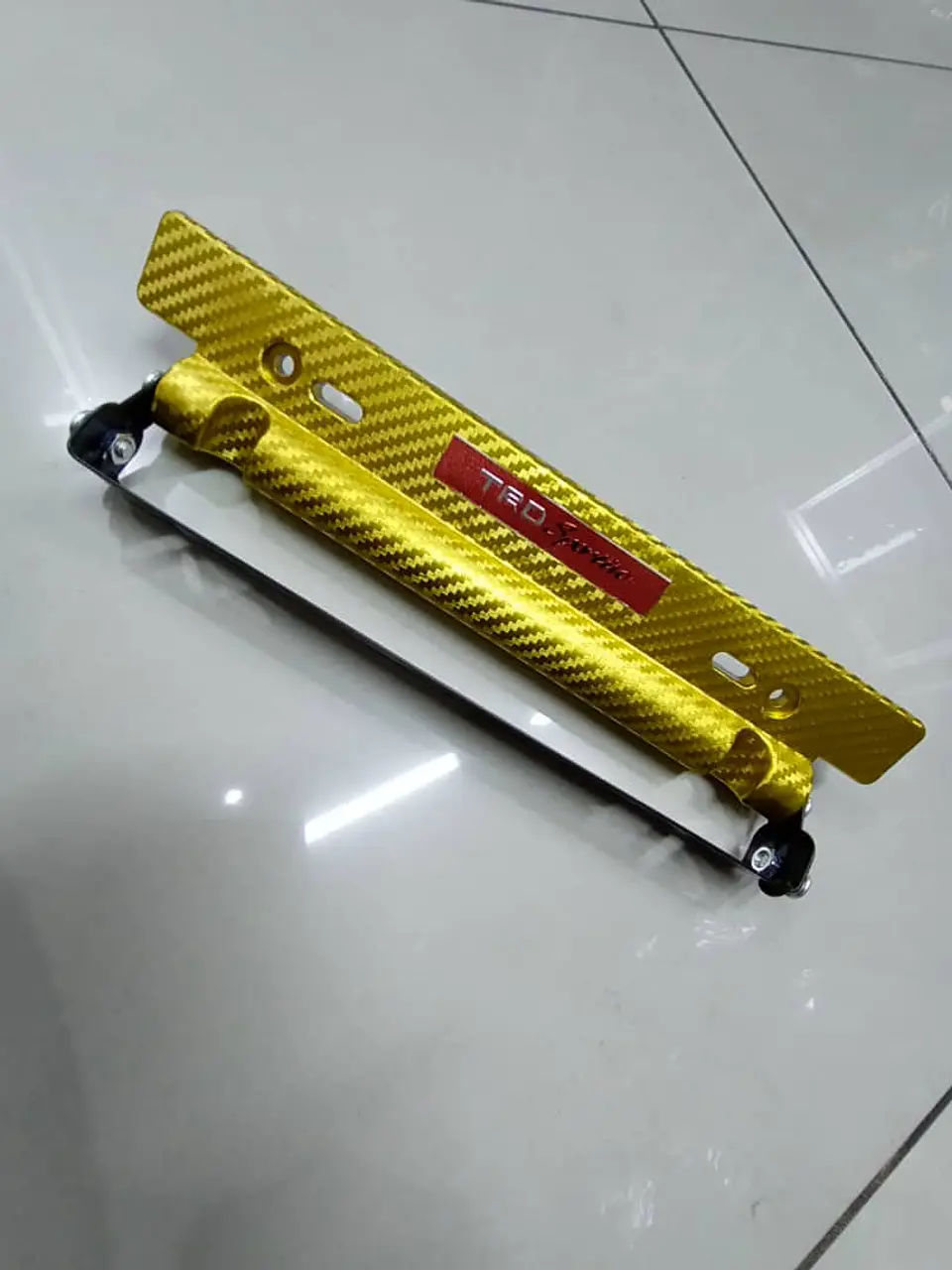 Porta placa patente fibra de carbono - dorada amarillo TRD 2