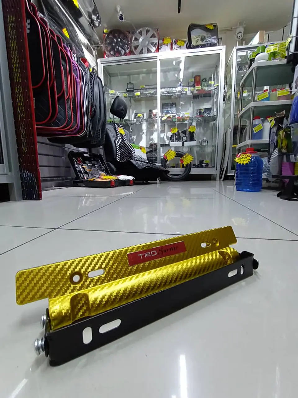 Porta placa patente fibra de carbono - dorada amarillo TRD 3