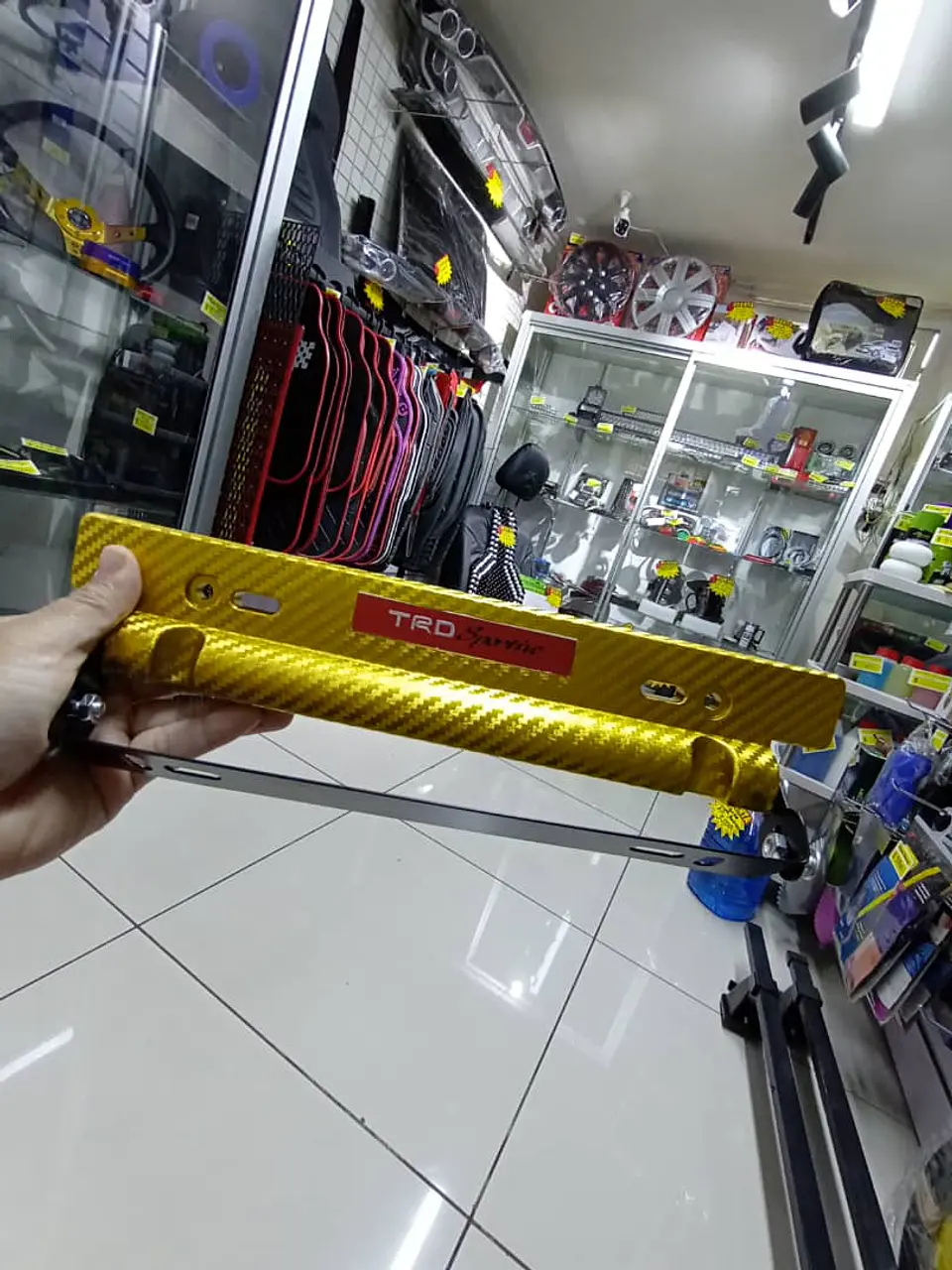 Porta placa patente fibra de carbono - dorada amarillo TRD 5