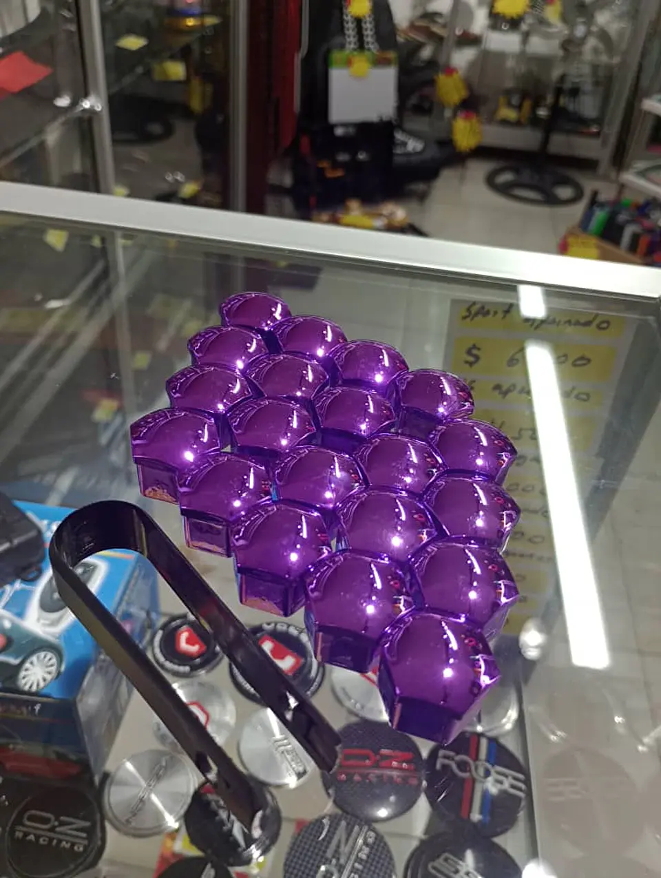 Cubierta de tuercas de neumáticos de auto, a prueba de polvo violeta 1