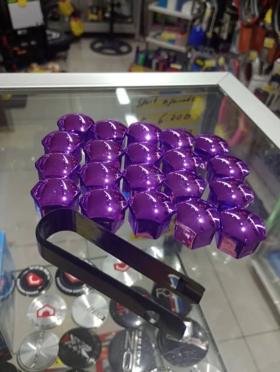 Cubierta de tuercas de neumáticos de auto, a prueba de polvo violeta 3