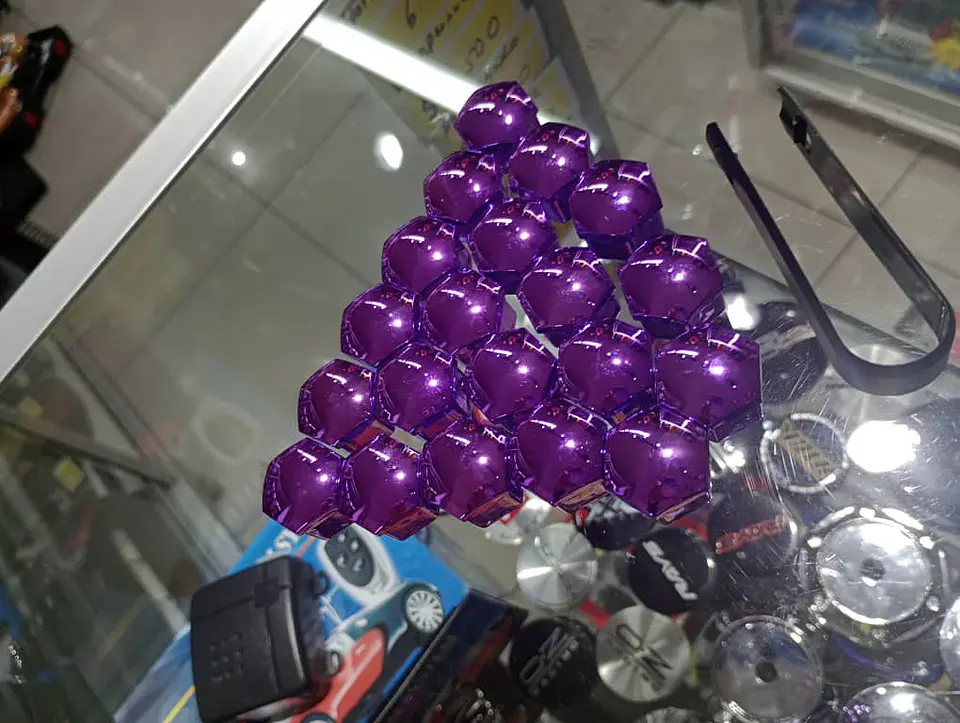 Cubierta de tuercas de neumáticos de auto, a prueba de polvo violeta 4