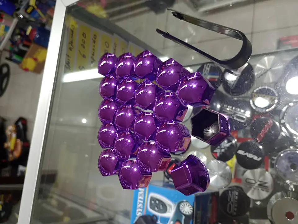 Cubierta de tuercas de neumáticos de auto, a prueba de polvo violeta 8