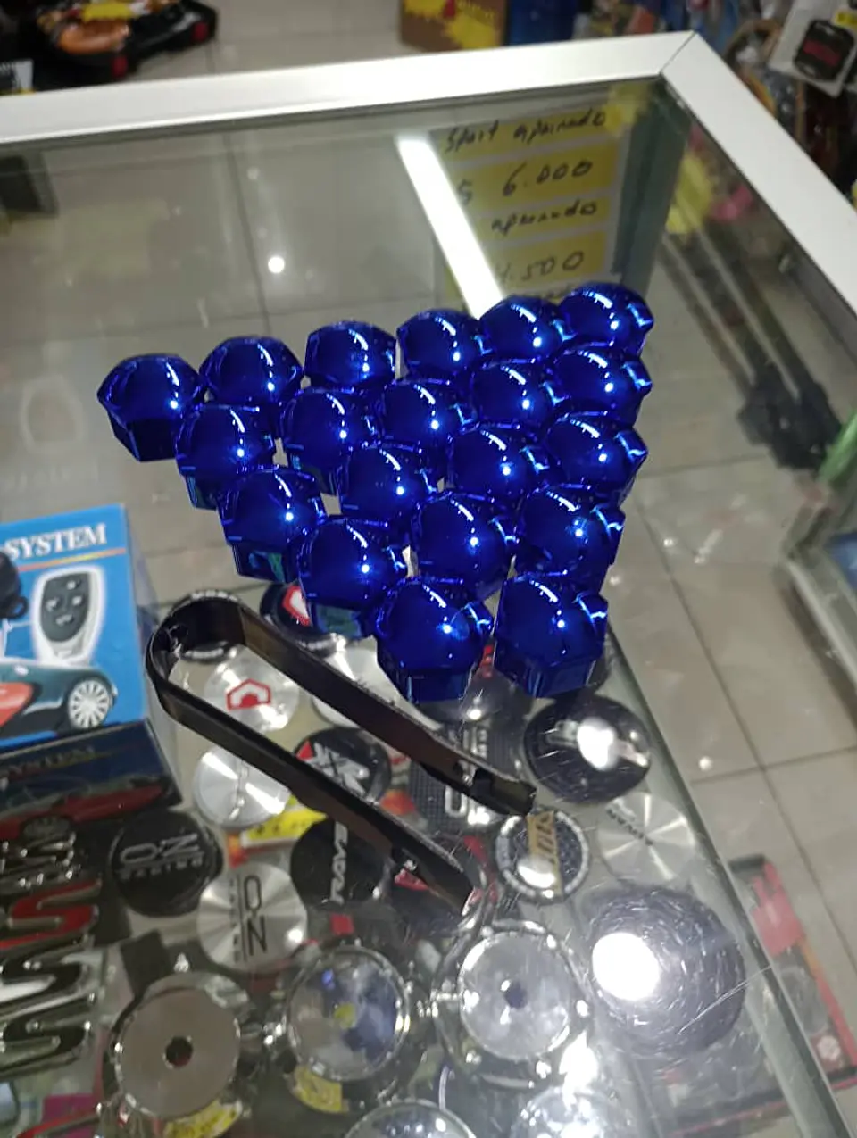 Cubierta de tuercas de neumáticos de auto, a prueba de polvo azul 1