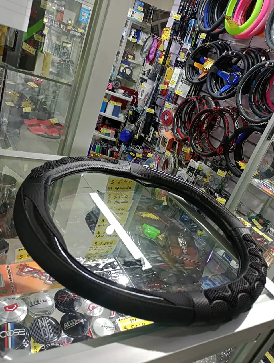 Forro cubre volante de autos de eco cuero negro y goma 6