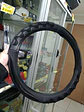 Forro cubre volante de autos de eco cuero negro y goma - thumbnail 7