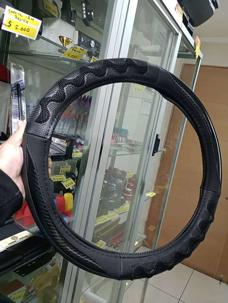 Forro cubre volante de autos de eco cuero negro y goma 7