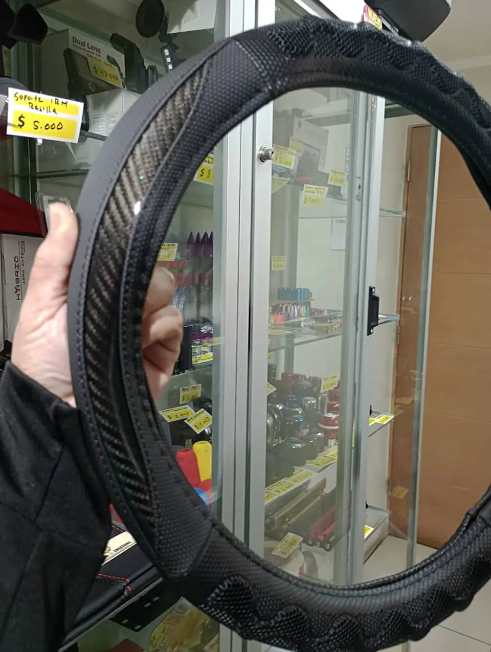 Forro cubre volante de autos de eco cuero negro y goma 8