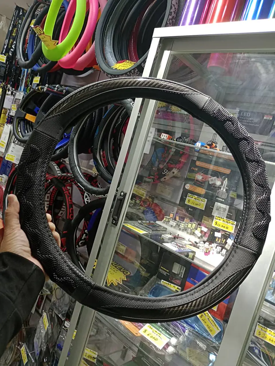 Forro cubre volante de autos de eco cuero negro y goma 9