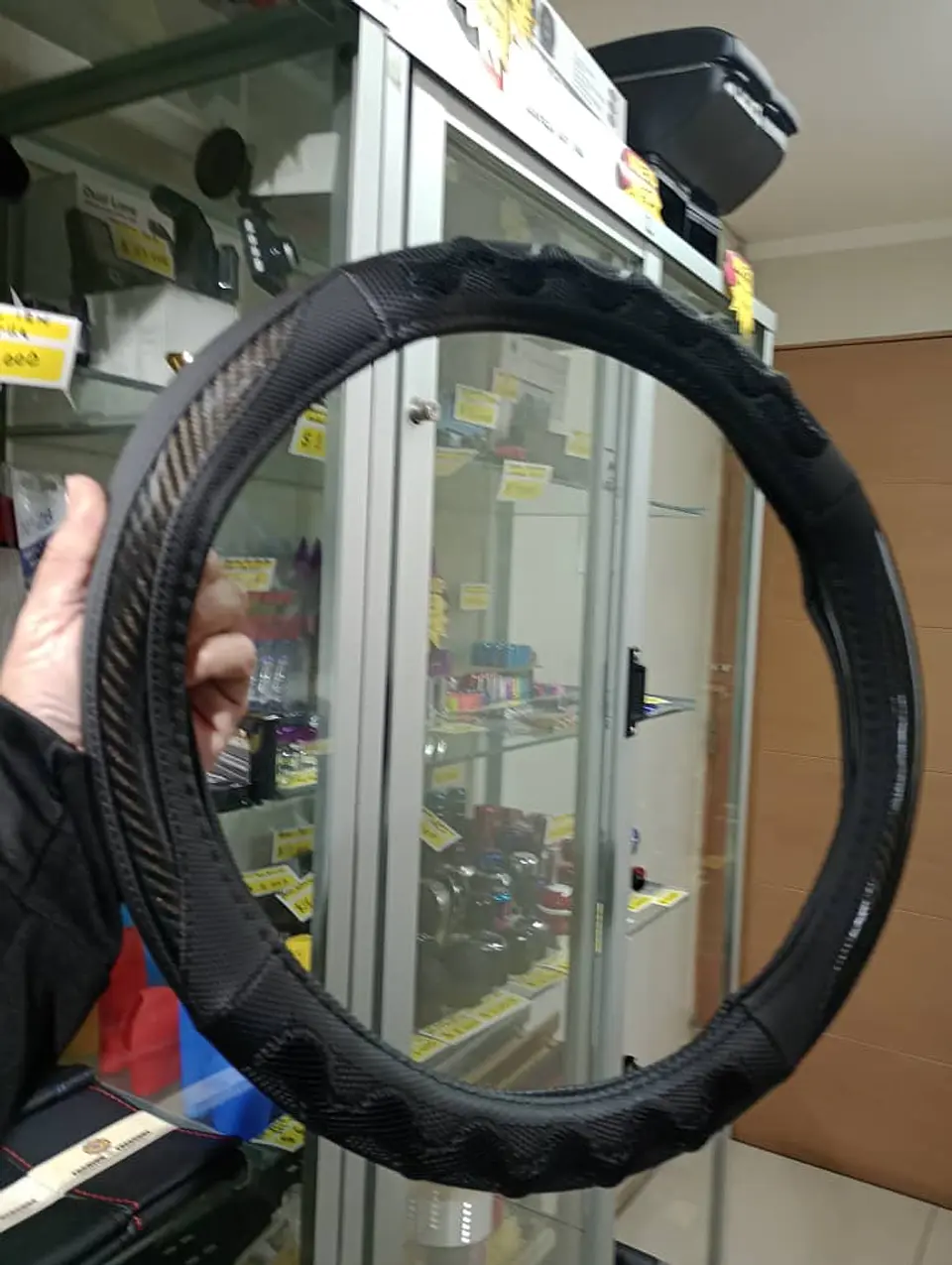 Forro cubre volante de autos de eco cuero negro y goma 10