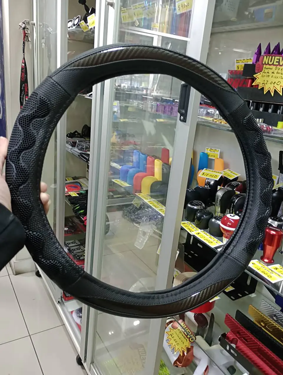 Forro cubre volante de autos de eco cuero negro y goma 1