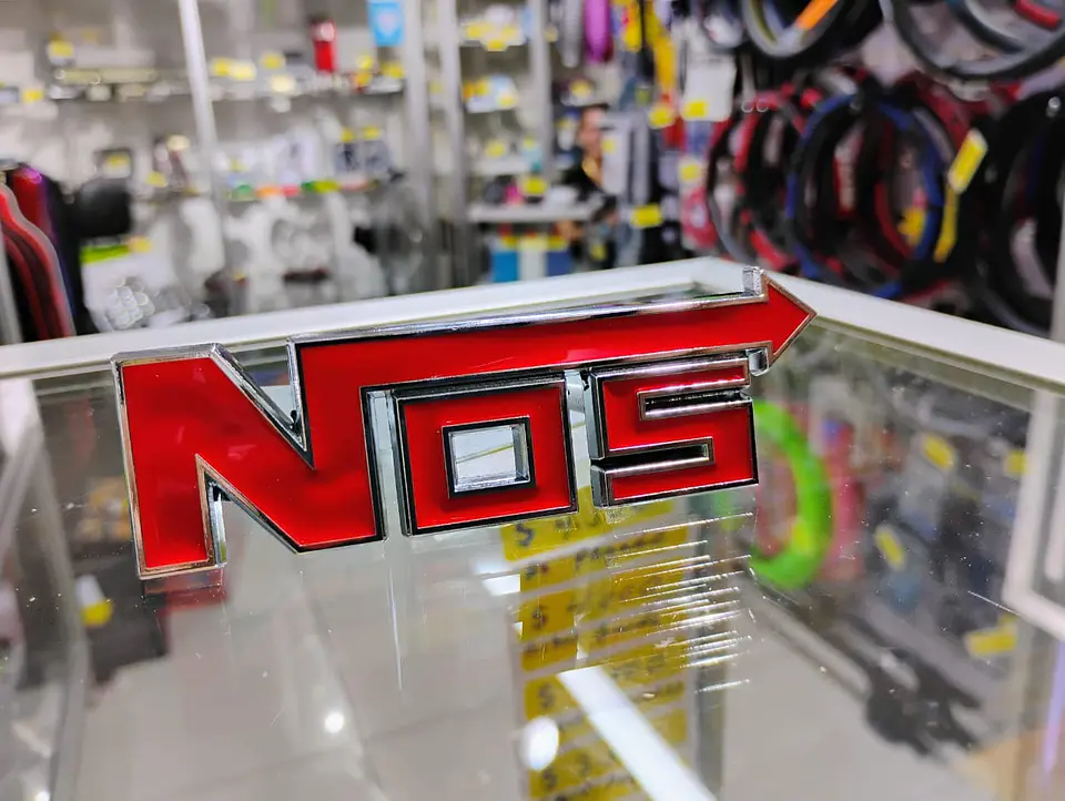 Emblema de metal NOS apernado para parrillas de autos universal 2