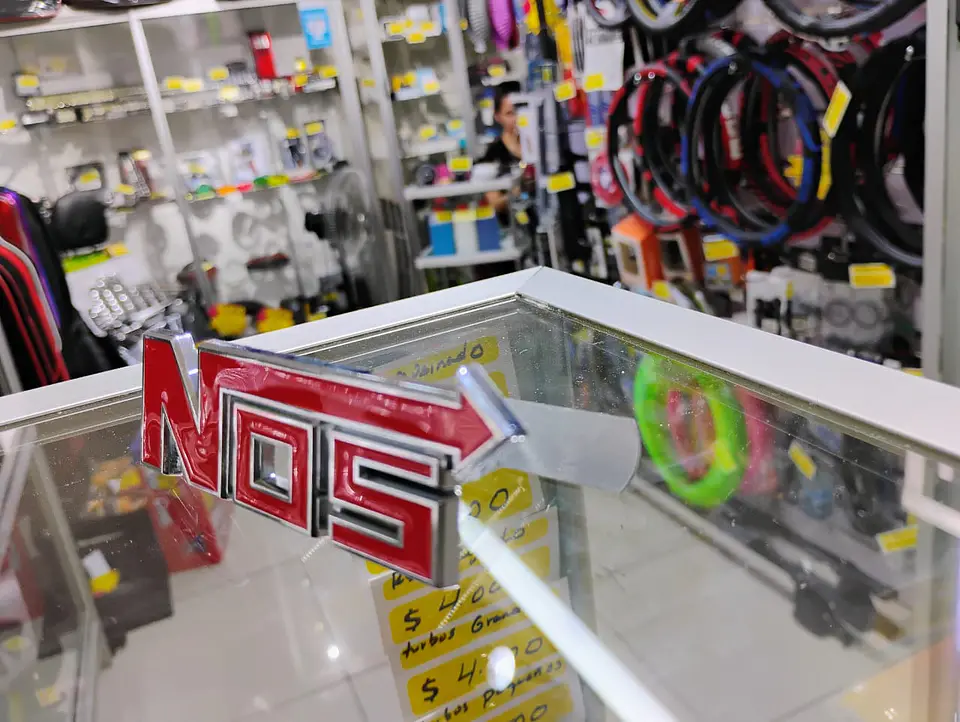 Emblema de metal NOS apernado para parrillas de autos universal 7