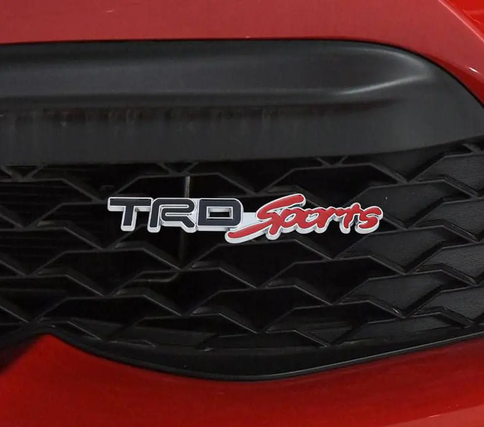 Emblema de metal TRD SPORTS apernado para parrillas de autos 2