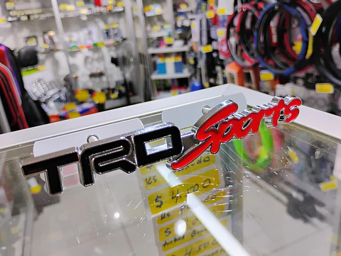 Emblema de metal TRD SPORTS apernado para parrillas de autos