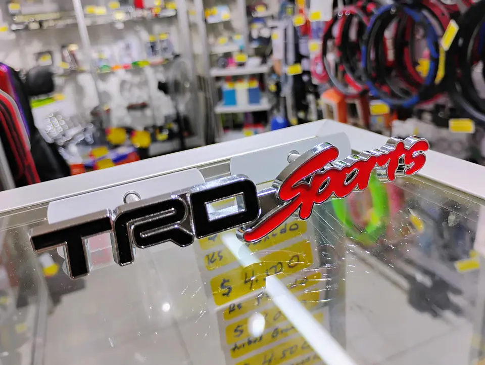Emblema de metal TRD SPORTS apernado para parrillas de autos 1