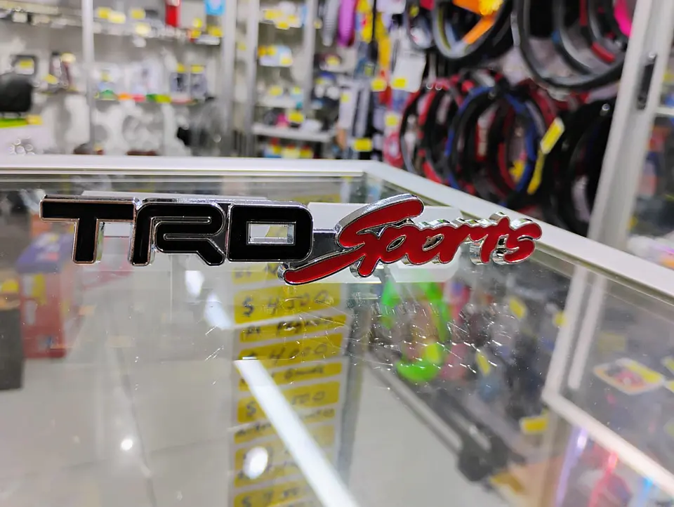 Emblema de metal TRD SPORTS apernado para parrillas de autos 7