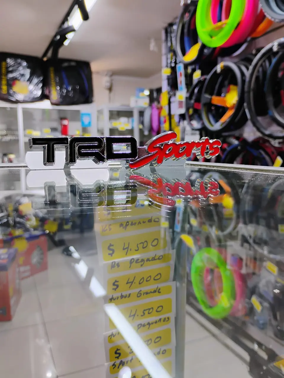 Emblema de metal TRD SPORTS apernado para parrillas de autos 8