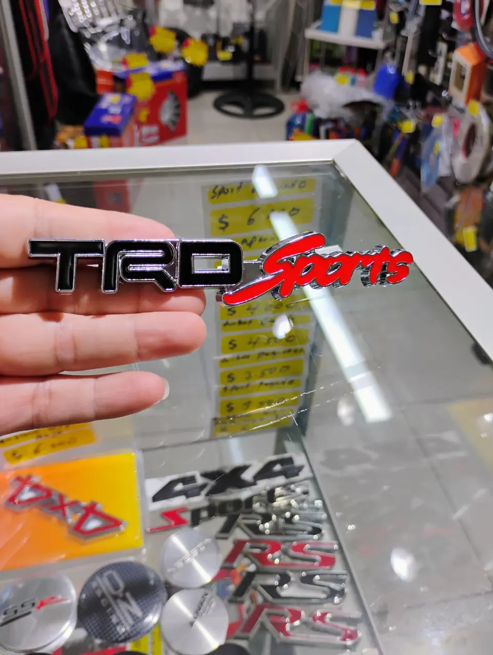 Emblema de metal TRD SPORTS apernado para parrillas de autos 9