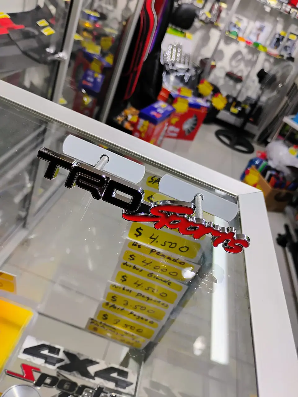 Emblema de metal TRD SPORTS apernado para parrillas de autos 10
