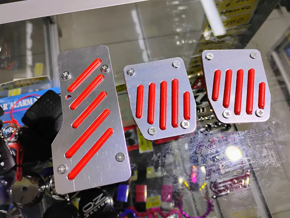 Set cubre pedales de auto 3 piezas de aluminio y goma 10