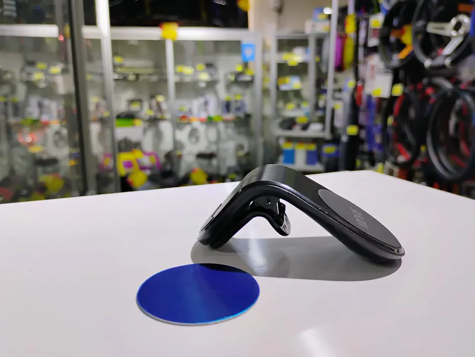Soporte para Celular Smartphone Magnético con clip para rejilla 13