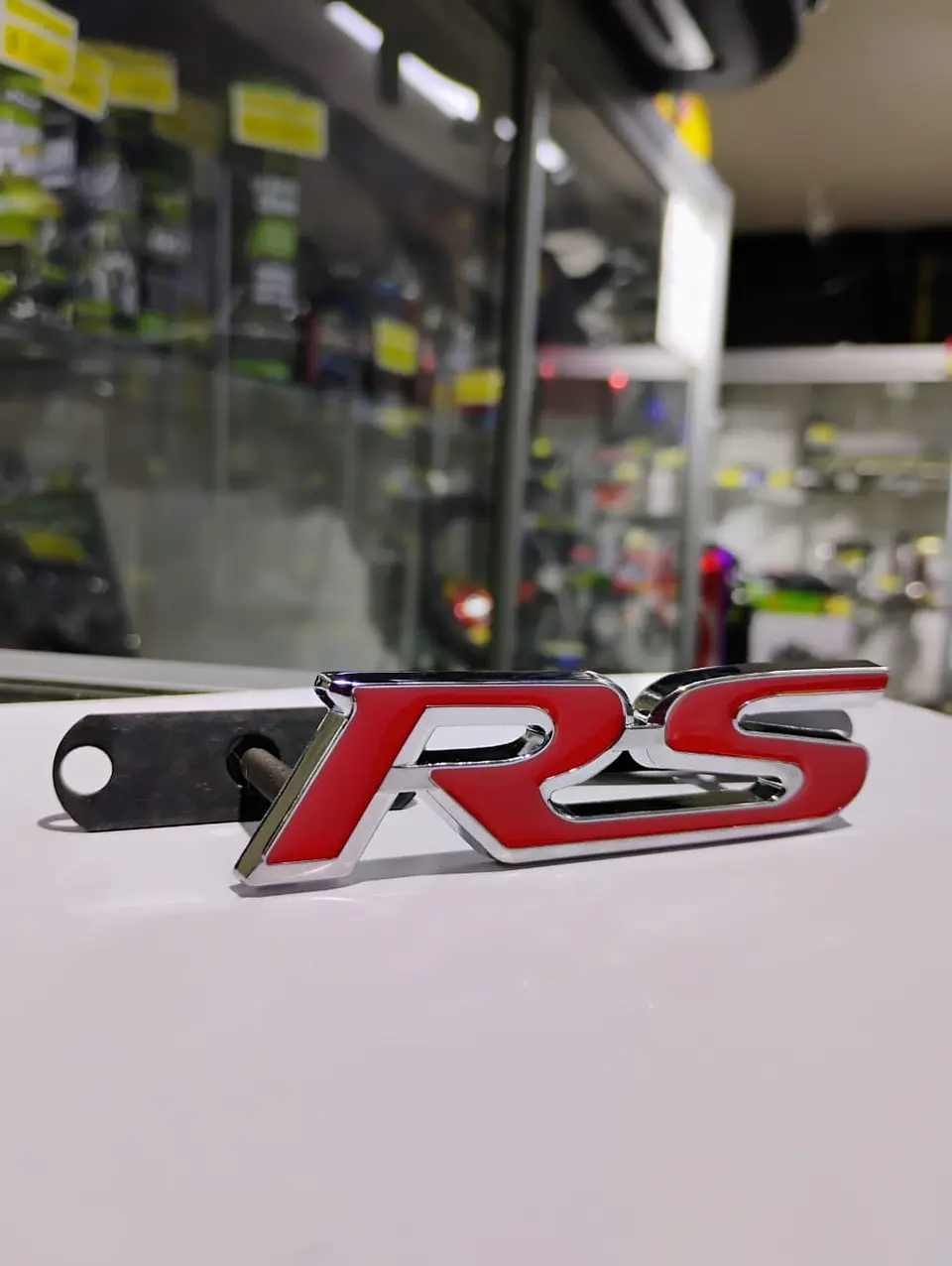 Emblema de parrilla apernado metalico modelo RS cromado con rojo 2