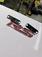 Emblema de parrilla apernado metalico modelo RS cromado con rojo - Miniatura 14