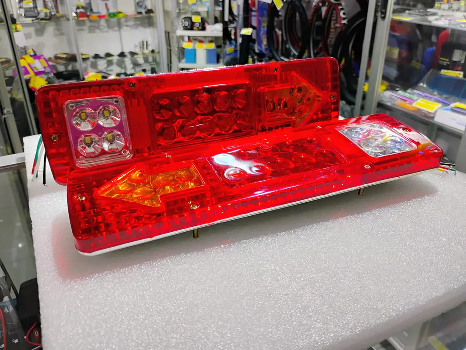 Par de focos led traseros 12V para Camiones, tricimotos, carro 8