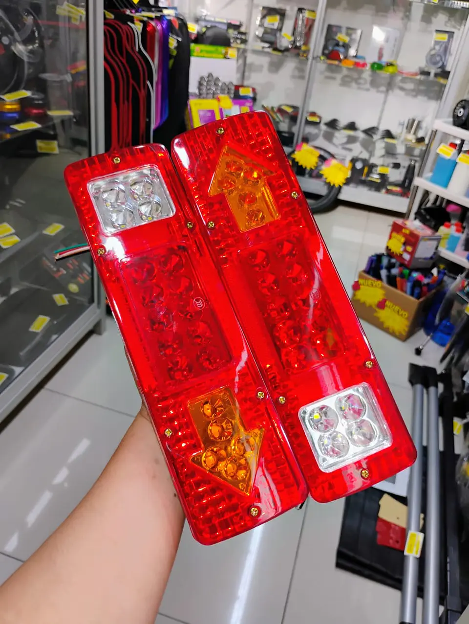 Par de focos led traseros 12V para Camiones, tricimotos, carro 1