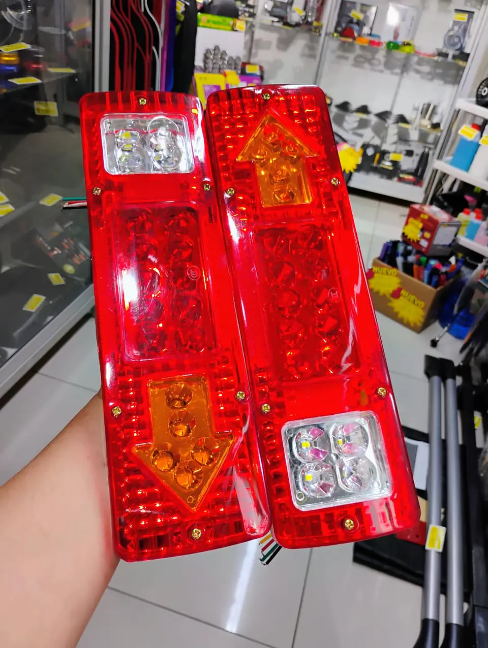 Par de focos led traseros 12V para Camiones, tricimotos, carro 10