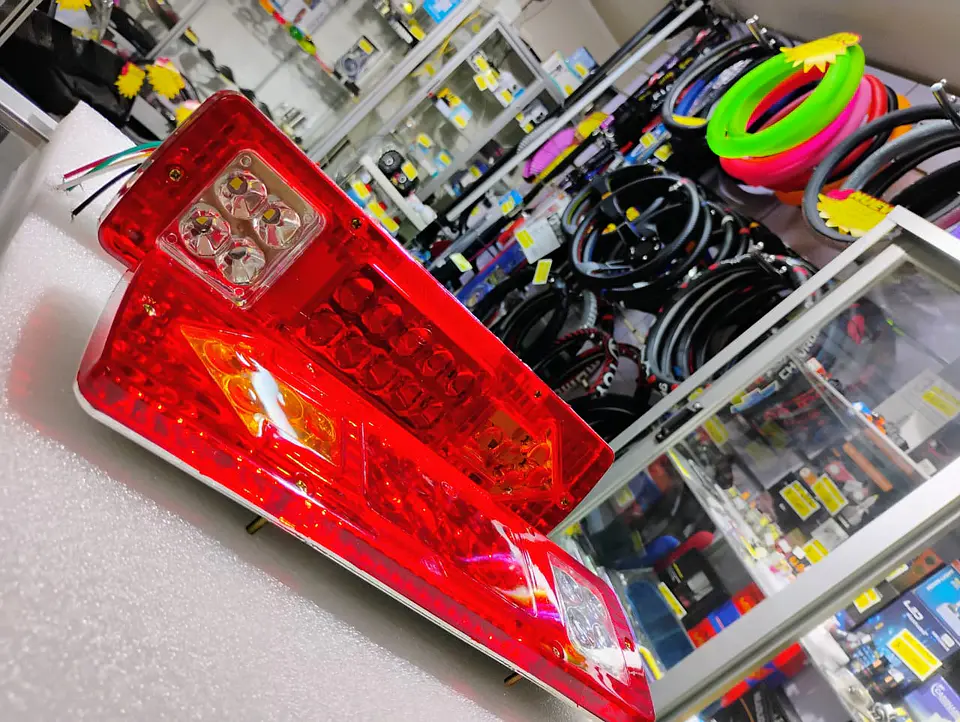 Par de focos led traseros 12V para Camiones, tricimotos, carro 11