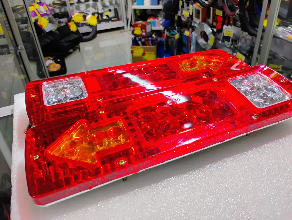 Par de focos led traseros 12V para Camiones, tricimotos, carro 12