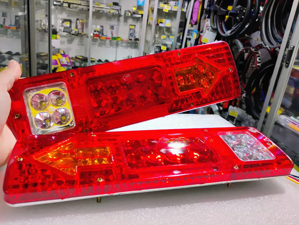 Par de focos led traseros 12V para Camiones, tricimotos, carro 13