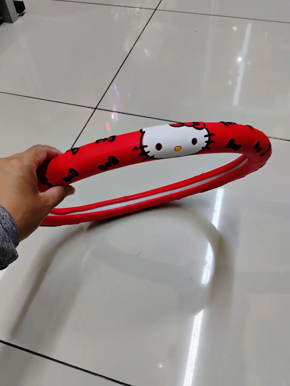 Forro cubre volantes de autos de goma anti-resbalante hello Kitty rojo 1