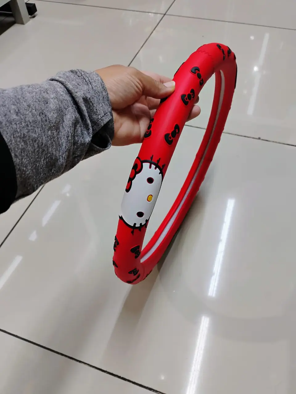 Forro cubre volantes de autos de goma anti-resbalante hello Kitty rojo 4
