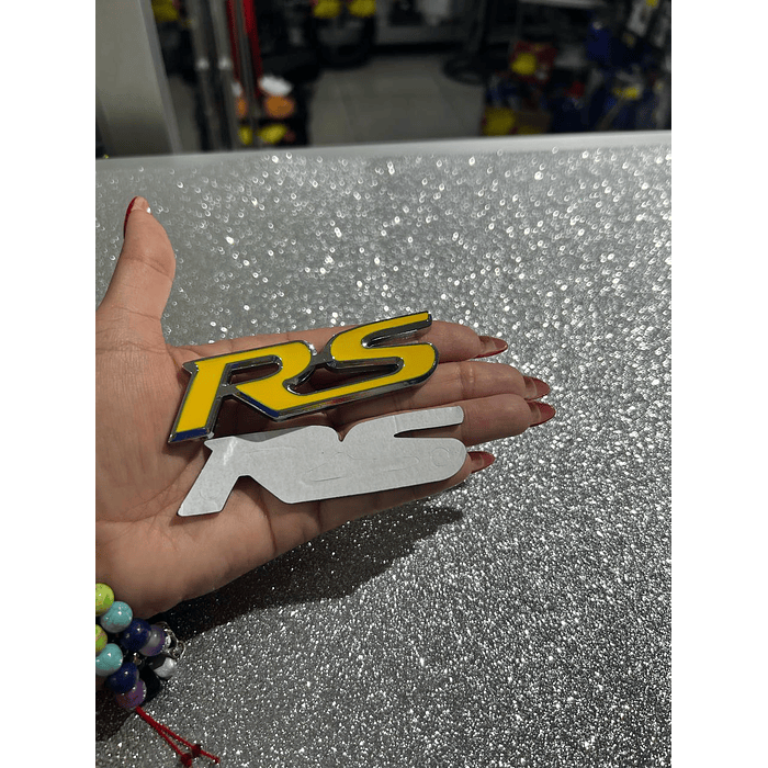 Emblema pegatina adhesivo metálico modelo RS para autos camionetas SUV universal tunning color amarillo  con  cromado 1