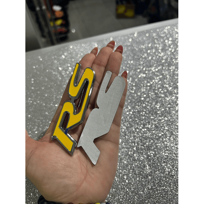 Emblema pegatina adhesivo metálico modelo RS para autos camionetas SUV universal tunning color amarillo  con  cromado 3