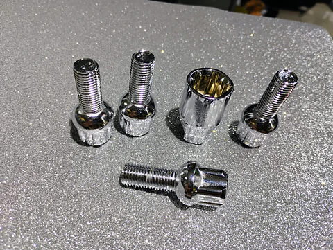 Juego 4 pernos de seguridad con 1 llave de acero color plata para