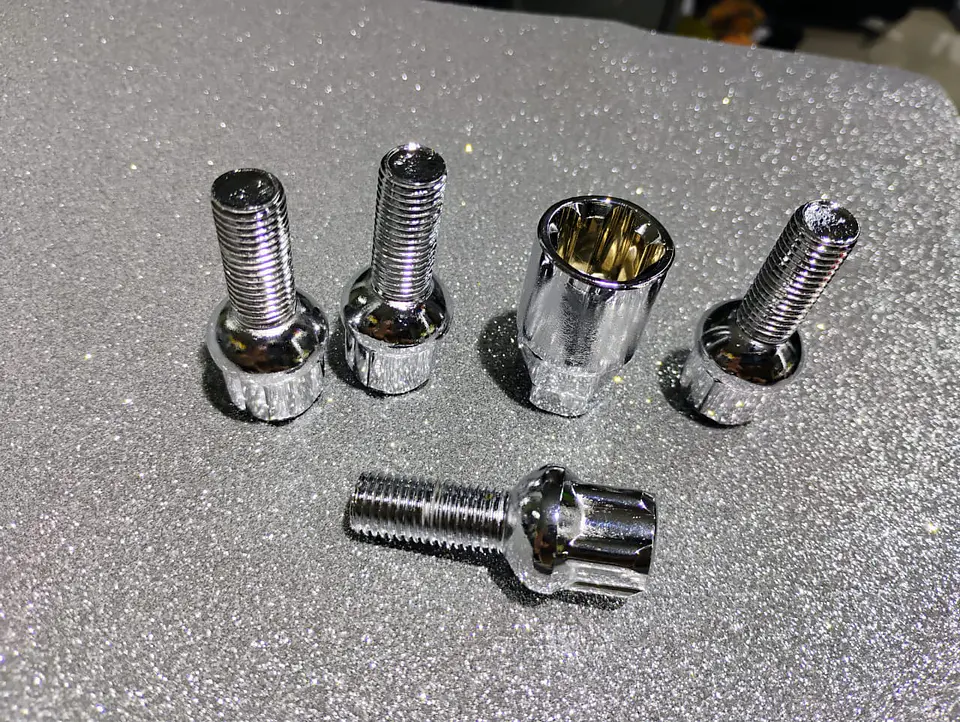 Juego 4 pernos de seguridad con 1 llave de acero color plata para 1