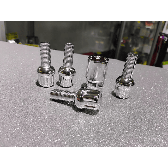  Juego 4 pernos  de seguridad con 1 llave de acero color plata para llantas 3