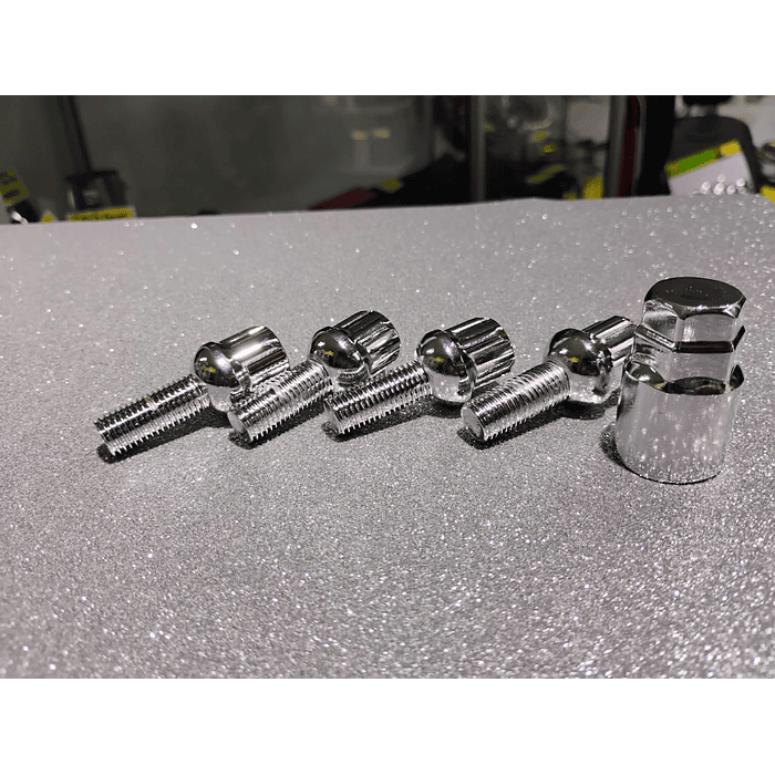  Juego 4 pernos  de seguridad con 1 llave de acero color plata para llantas 4