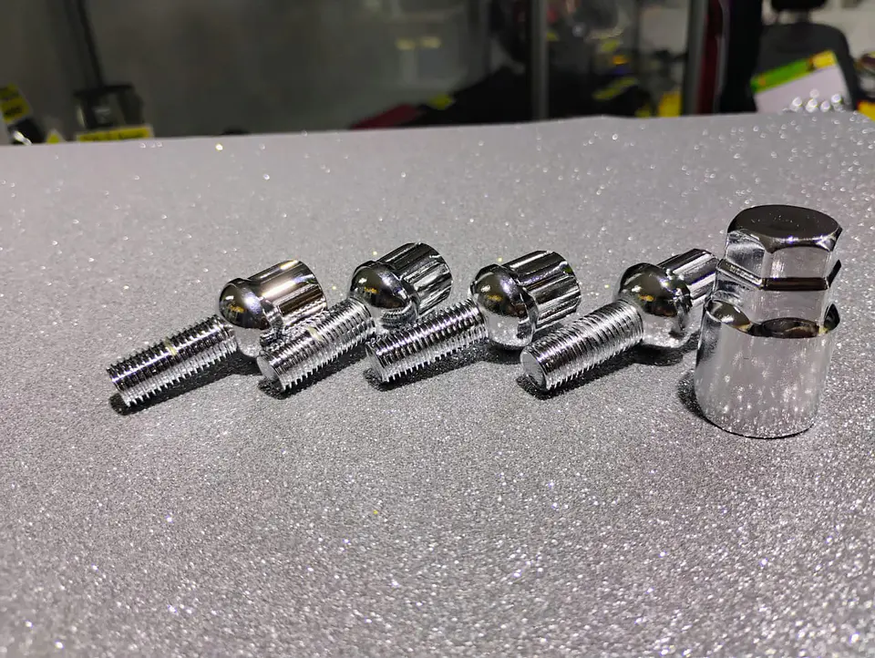 Juego 4 pernos de seguridad con 1 llave de acero color plata para 4