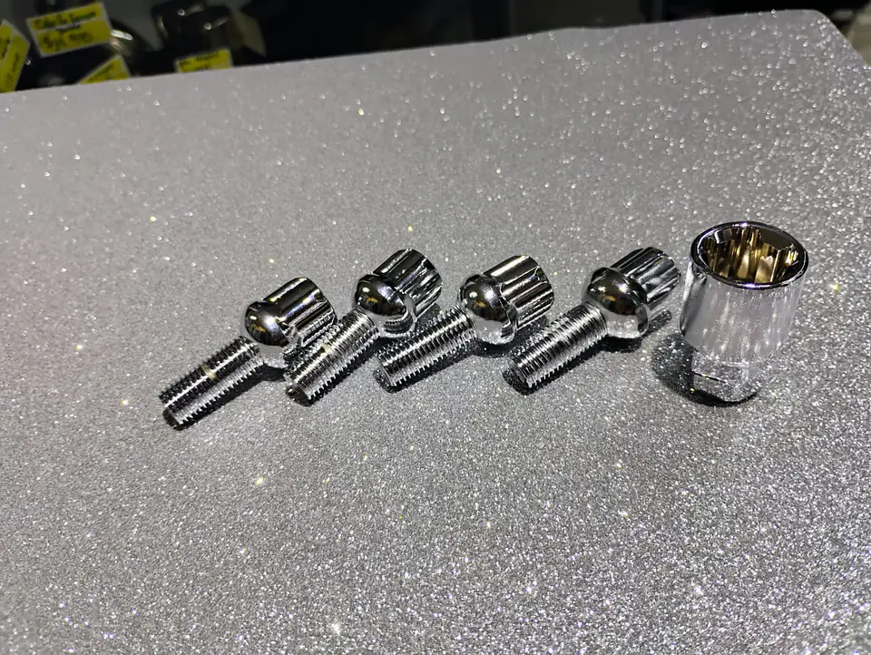 Juego 4 pernos de seguridad con 1 llave de acero color plata para 5