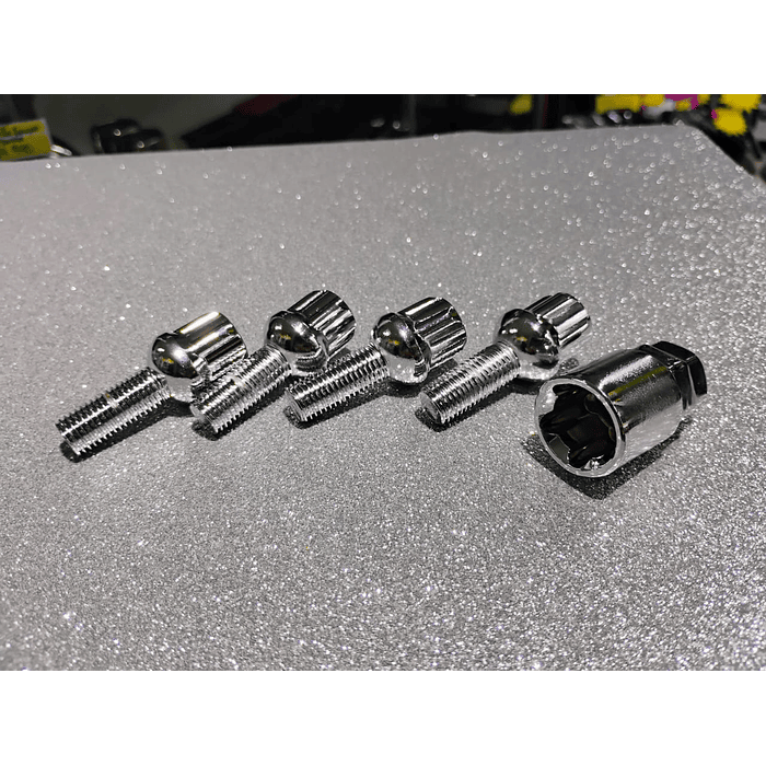  Juego 4 pernos  de seguridad con 1 llave de acero color plata para llantas 6