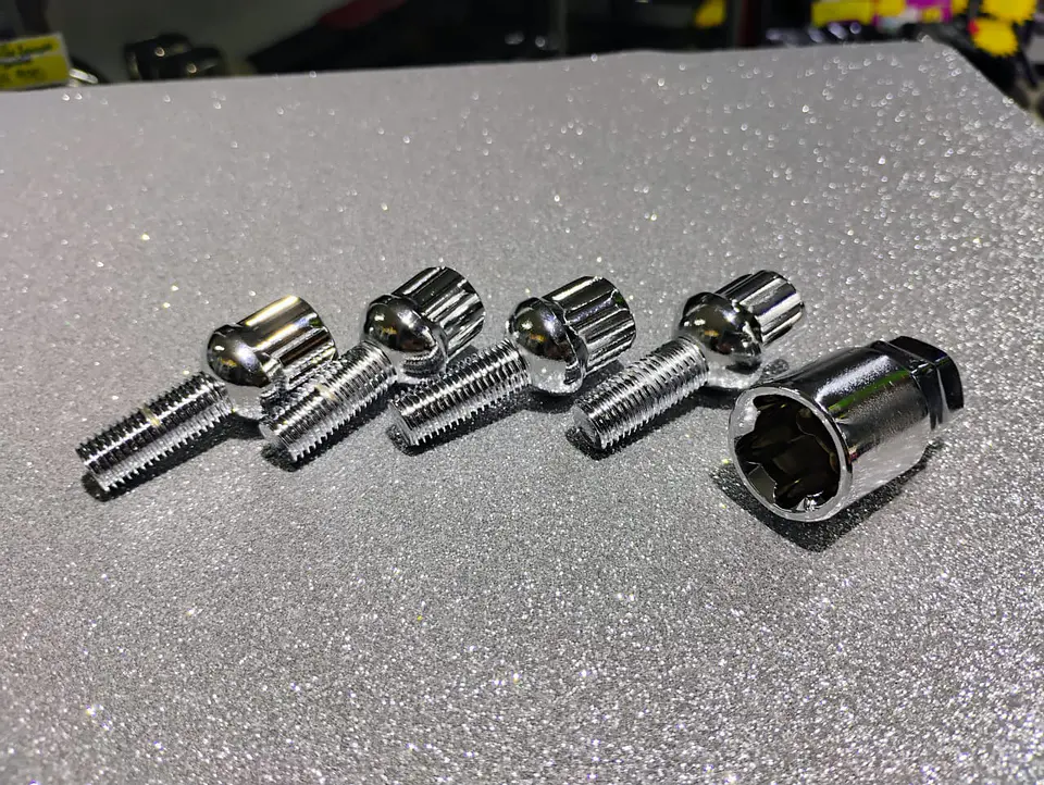 Juego 4 pernos de seguridad con 1 llave de acero color plata para 6
