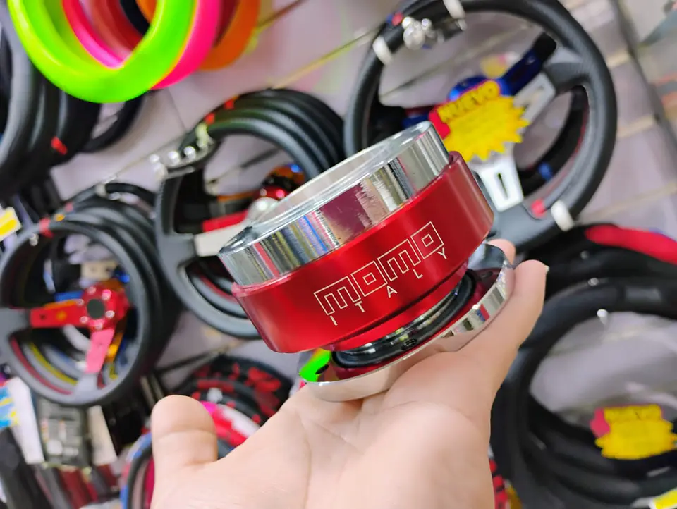 Masa desmontable Momo para volantes deportivo de acero color rojo 3