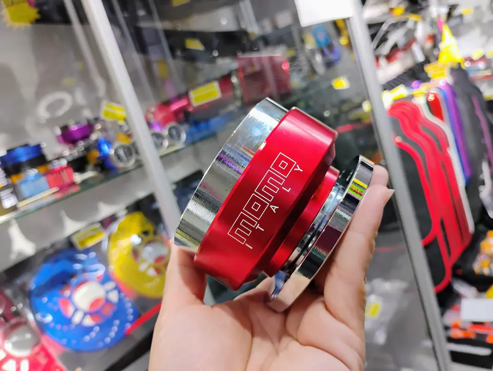 Masa desmontable Momo para volantes deportivo de acero color rojo 4